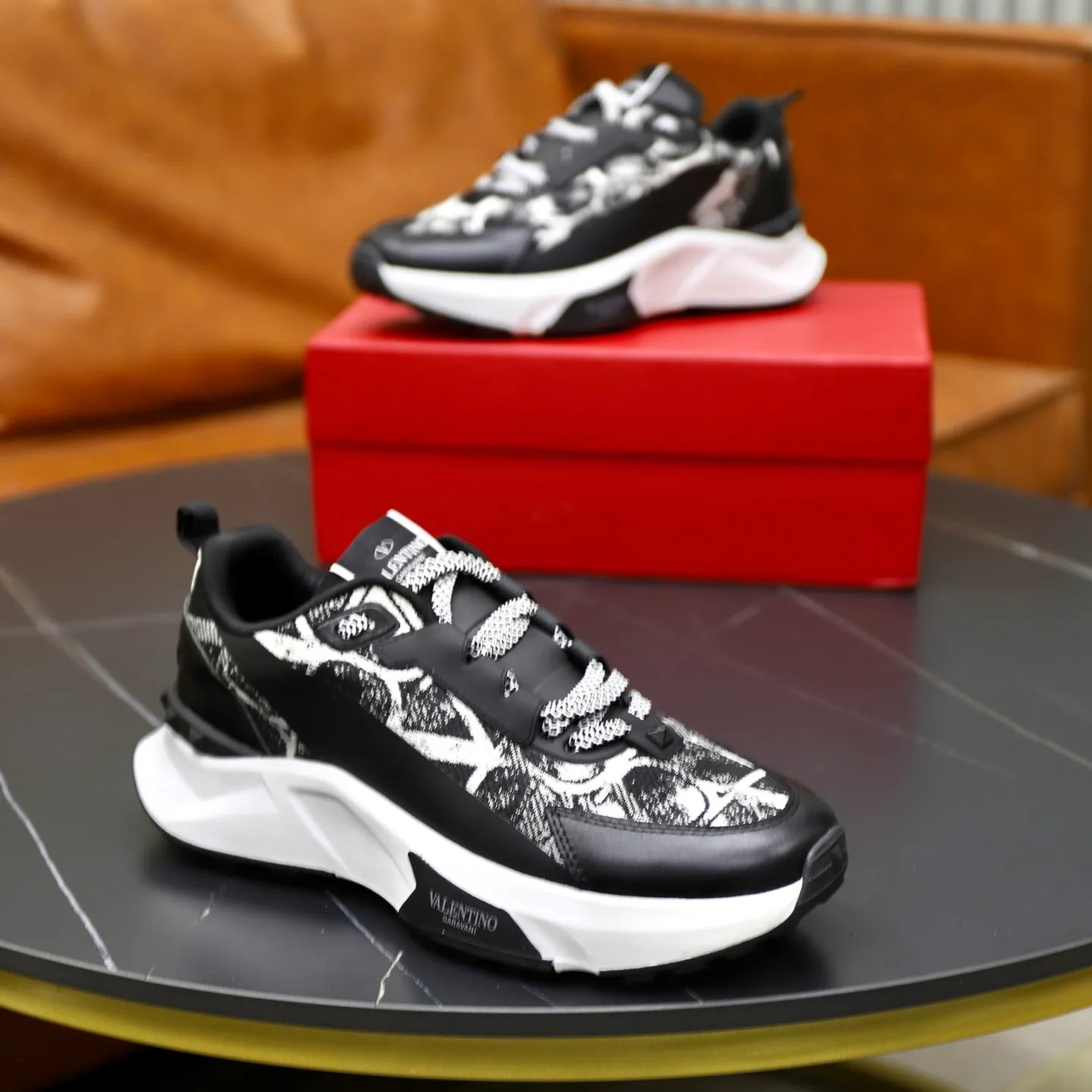 Ex-factory price: 520💰VALENTINO/Valentino Men's latest low-cut thick-soled sports shoes are shipped. Made with heavy industry, men's fine casual sports shoes, versatile style. Original leather, rubber lines embellished with geometric segmented uppers, hand-sewn with fine craftsmanship, novel and fashionable style, rubber soles with rivet details on the front and back, VALENTINO GARAVANI LOGO printed on the side, and Valentino Garavani decorative inlay on the tongue. Logo, comfortable, breathable and durable on the feet! Comes with full original packaging! Code number: 38-39-40-41-42-43-44 (45 can be customized)